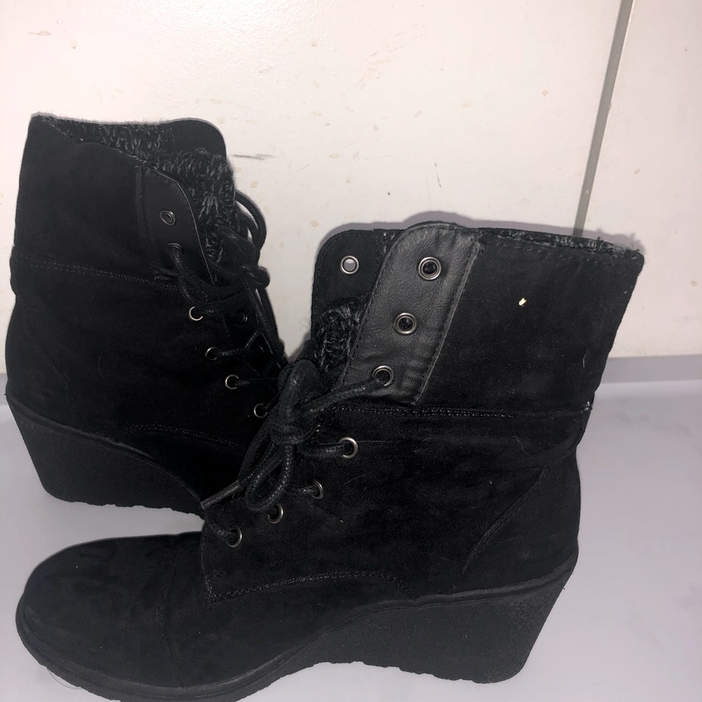 Black winter boots